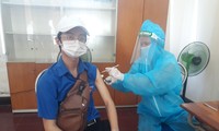 Nhân viên y tế Khánh Hoà tiêm vắc xin phòng COVID - 19 cho người dân. Ảnh L.H
