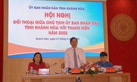 Chủ tịch UBND tỉnh Khánh Hoà Nguyễn Tấn Tuân (người đứng) phát biểu tại hội nghị đối thoại trực tuyến với thanh niên