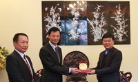 Anh Lê Quốc Phong (phải) tặng quà lưu niệm ông Hiroshi Nakada.