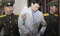 Sinh viên người Mỹ Otto Warmbier bị áp giải từ Tòa án tối cao Triều Tiên vào tháng 3/2016. Ảnh: AP.