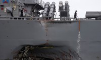 Tàu USS John S. McCain bị móp sau vụ đâm va tàu chở dầu hôm 21/8. Ảnh: CBC.