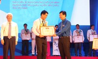Phó chủ tịch Quốc hội Uông Chu Lưu và Bí thư thứ nhất T.Ư Đoàn Lê Quốc Phong trao giải thưởng Cán bộ, công chức, viên chức trẻ giỏi năm 2017 cho các cá nhân.