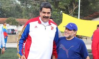 Tổng thống Maduro cùng Maradona trên sân bóng.