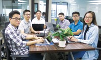 Anh Nguyễn Hữu Hải (thứ 3, từ trái sang) cùng nhóm cộng sự luôn chủ động nghiên cứu về các công nghệ mới. Ảnh: L.T.