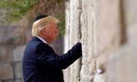 Tổng thống Mỹ Donald Trump thăm Bức tường Than khóc ở Jerusalem. Ảnh: NBC News.