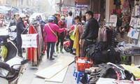 Cảnh buôn bán hết sức nhếch nhác tại nhiều tuyến phố văn minh thương mại như Hàng Đào - Đồng XuâN. Ảnh: MT