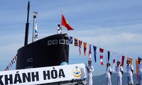 Quốc kỳ Việt Nam và cờ Hải quân đang được treo lên tháp tàu ngầm 185 – Khánh Hòa. Ảnh: Nguyễn Đình Quân