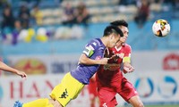 CLB Hà Nội (trái) trở lại ngôi đầu sau khi FLC Thanh Hoá mất điểm còn Quảng Nam phải tạm hoãn trận đấu với Than Quảng Ninh do mưa bão tại Tam Kỳ. Ảnh: VSI.