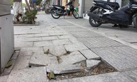 Tuyến phố kiểu mẫu Lê Trọng Tấn (quận Thanh Xuân) đá nham nhở sau khi sử dụng hơn 1 năm. Ảnh: Trường Phong.