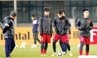 HLV Park Hang Seo (trái) theo dõi các cầu thủ trong buổi tập ngày 15/1 tại Thường Thục, chuẩn bị cho trận đấu quyết định với U23 Syria. Ảnh: Hữu Phạm.