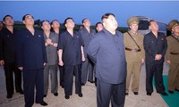 Nhà lãnh đạo Kim Jong Un và các quan chức Triều Tiên chứng kiến việc phóng thử tên lửa. Ảnh: KCNA/Reuters
