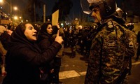 Một phụ nữ Iran có mặt trong cuộc biểu tình trước ĐH Amirkabir ở Tehran hôm 12/1 bày tỏ thái độ giận dữ với cảnh sát ảnh: CNN