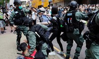 Cảnh sát chống bạo động Hong Kong đụng độ với người biểu tình hôm 27/5. Ảnh: REUTERS 