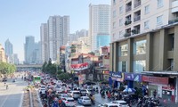 Đường ùn tắc, bên cạnh là hàng chục tòa nhà cao tầng tại nút giao Lê Văn Lương - Vành đai 3 (Ảnh chụp sáng 30/11 / Ảnh: A.Trọng)