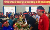 Phó Chủ tịch UBND tỉnh H'Yim Kdok cùng nhà báo Vũ Tiến Phó tổng biên tập báo Tiền Phong thăm hỏi, tặng hoa người hiến máu
