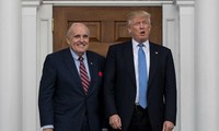 Luật sư Rudy Giuliani (trái)