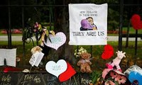 Hoa và chữ ký tại khu tưởng niệm nạn nhân của vụ xả súng tại nhà thờ Hồi giáo ở Christchurch, New Zealand