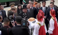 Chủ tịch Kim Jong Un (người đội mũ, đứng giữa) được quốc gia chủ nhà Nga chào đón theo phong tục truyền thống tại nhà ga Khasan, vùng Primorye