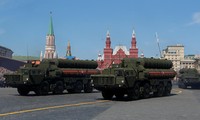 Hệ thống S-400 trong lễ diễu binh mừng Ngày Chiến thắng lần thứ 73 tại Quảng trường Đỏ, Moscow, Nga