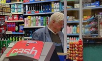 Bố của thủ tướng Anh bị bắt gặp không đeo khẩu trang khi đi mua sắm. Ảnh: Goffphotos.com