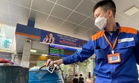 Giá xăng tăng mạnh lên mức cao nhất từ trước đến nay, RON 95 vượt 30.000 đồng/lít
