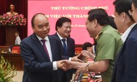 Thủ tướng Nguyễn Xuân Phúc, Phó Thủ tướng Trịnh Đình Dũng làm việc với lãnh đạo TP Hà Nội. Ảnh: VGP