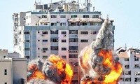 Khói lửa bốc lên từ Tòa tháp al - Jala, nơi đặt văn phòng AP và Al-Jazeera khi tòa nhà này bị trúng không kích của Israel tại Dải Gaza. Ảnh: AP