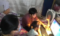 Một học sinh Trường Tiểu học Thủ Lệ (Hà Nội) được tặng máy tính để học trực tuyến. Ảnh: Quỳnh Anh