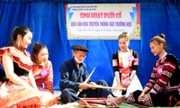 Bạn trẻ tham gia gìn giữ và phát huy văn hóa truyền thống (Trong ảnh là hoạt động đưa văn hóa truyền thống vào trường học ở huyện Mèo Vạc, Hà Giang). Ảnh: Xuân Tùng