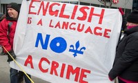 Một biển báo biểu tình của người dân: “Tiếng Anh là một ngôn ngữ, không phải tội ác”