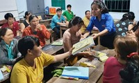Chị Đàm Thị Sâm (đứng) tham gia giảng dạy lớp học xóa mù chữ