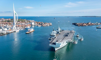 Tàu sân bay HMS Queen Elizabeth trị giá 3 tỷ bảng trên vùng cảng Portsmouth. Ảnh: SWNS