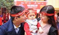 Đại úy Nguyễn Văn Nguyên (Học viện An ninh nhân dân) cùng vợ và con trai tại chương trình Chủ nhật Đỏ năm 2016. Ảnh: NVCC