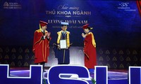 Ông Lương Vi Tửu (bố nam sinh Lương Hoài Nam) nhận bằng tốt nghiệp thay con 