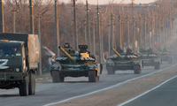 Đoàn xe quân sự Nga trên đường cao tốc Mariupol - Donetsk của Ukraine ngày 23/3. Ảnh: Reuters 