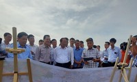 Phó Thủ tướng Lê Văn Thành cùng đoàn công tác khảo sát thực địa điểm đầu dự án cao tốc Châu Đốc - Cần Thơ - Sóc Trăng. Ảnh: Kim Hà