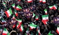 Phụ nữ tham gia buổi nói chuyện trước công chúng của ông Rouhani tại thành phố Khoy. Ảnh: Reuters