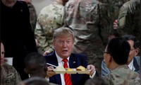 Ông Trump ăn tối với các binh sỹ Mỹ đồn trú tại Afghanistan. Ảnh: Reuters