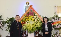 Phó Chủ tịch nước Đặng Thị Ngọc Thịnh chúc mừng Giáng sinh tại Giáo phận Bùi Chu. Ảnh: Hoàng Long