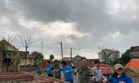 ĐVTN và Bộ đội biên phòng hỗ trợ xây nhà cho vợ chồng ông Trần Huân ở xã Xuân Liên (huyện Nghi Xuân, Hà Tĩnh). Ảnh: PV