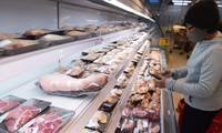 Giá thịt lợn cao gây bức xúc cho người tiêu dùng trong thời gian qua. Ảnh: Như Ý