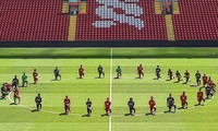 Các cầu thủ Liverpool quỳ gối để tưởng nhớ George Floyd