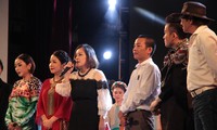 Đại diện gia đình và các nghệ sĩ tham gia đêm nhạc Phó Đức Phương Khúc hát phiêu ly (Nhà hát Lớn Hà Nội, 10/7) nói lời tri ân khán giả. Ảnh: N.M.Hà 