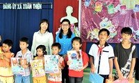 Trần Thị Thanh Thanh, Chủ nhiệm CLB Kĩ năng sống huyện Trảng Bom, tỉnh Đồng Nai (hàng sau bên phải) tặng quà trung thu cho các em nhỏ