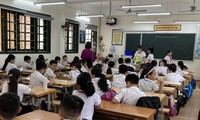 Nhiều người nói rằng, học sinh lớp 1 đang phải đánh vật với SGK Tiếng Việt