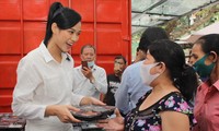 Hoa hậu Đỗ Thị Hà trao phần cơm trưa đến người bệnh. Ảnh: NGÔ TÙNG