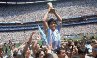Diego Maradona giương cao chiếc cúp vàng World Cup 1986