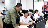 Anh Trần Mạnh Huy, Tổng Giám đốc VBPO (bìa trái) đang trao đổi công việc cùng Nguyễn Thành Nhân – Trưởng phòng dự án. Ảnh: Giang Thanh 