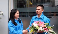 Chị Chu Hồng Minh, Bí thư Thành đoàn Hà Nội tặng hoa, động viên anh Nguyễn Ngọc Mạnh. Ảnh: Hoàng Mạnh Thắng