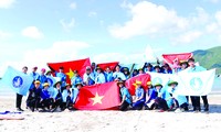 Sinh viên tình nguyện hướng về biển đảo quê hương. Ảnh: Lưu Trinh